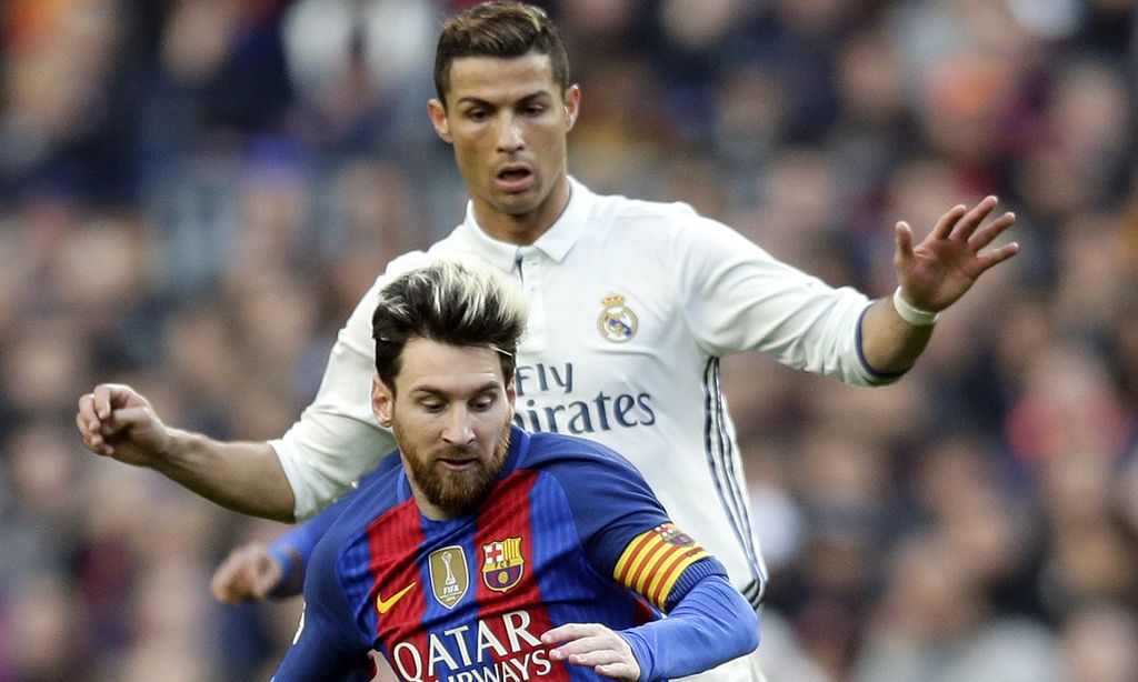 Cristiano Ronaldo e Lionel Messi num Barcelona-Real Madrid, em 2016 (AP)