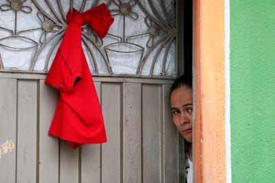 Covid-19: panos vermelhos à janela são o grito de desespero de famílias colombianas - TVI