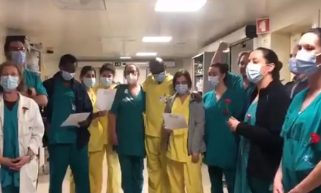 VÍDEO: médicos e enfermeiros juntam-se para cantar «Grândola, Vila Morena» (twitter SNS)