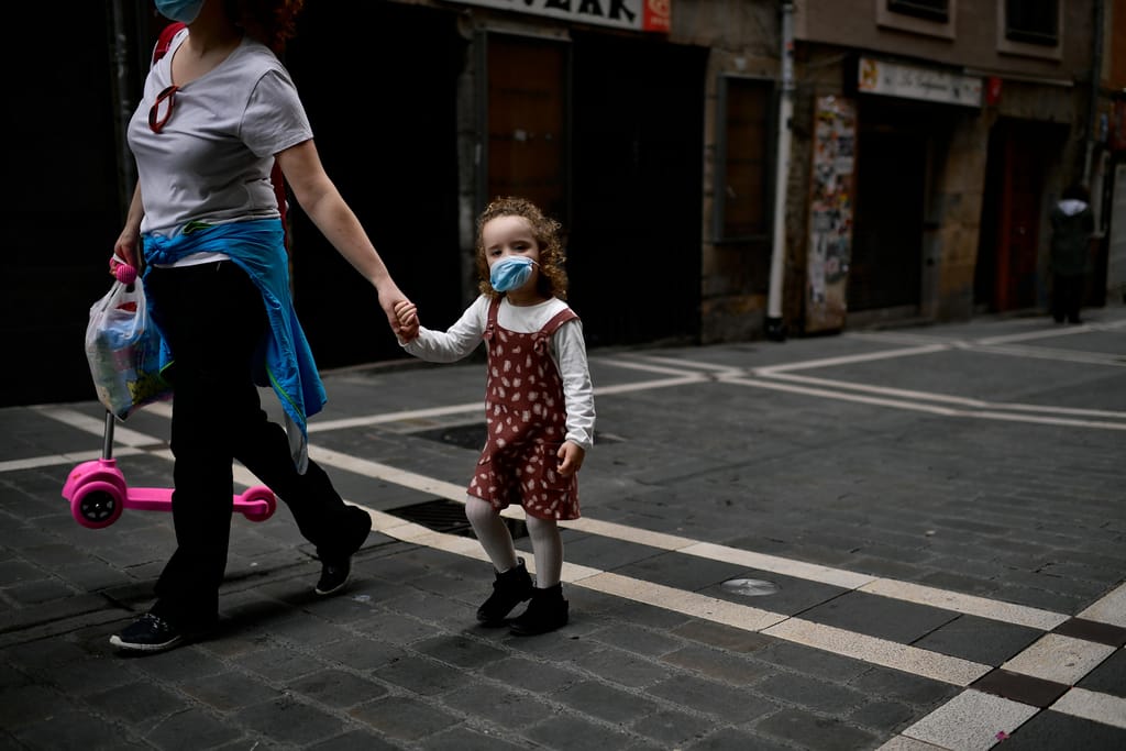 Crianças saem à rua em Espanha 