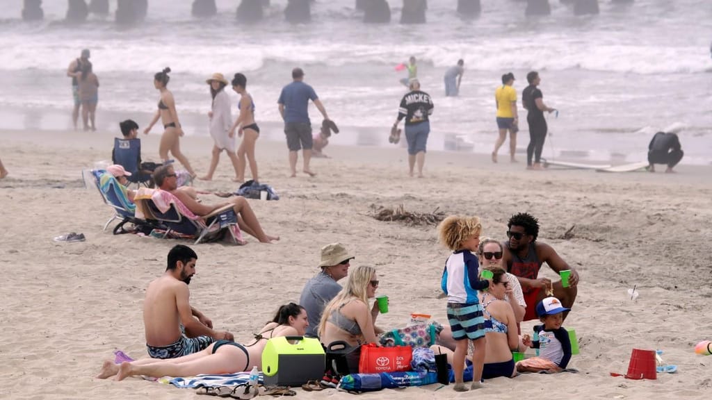 Covid-19: praias da Califórnia voltam a encher, mesmo com quase 1 milhão de infetados nos EUA
