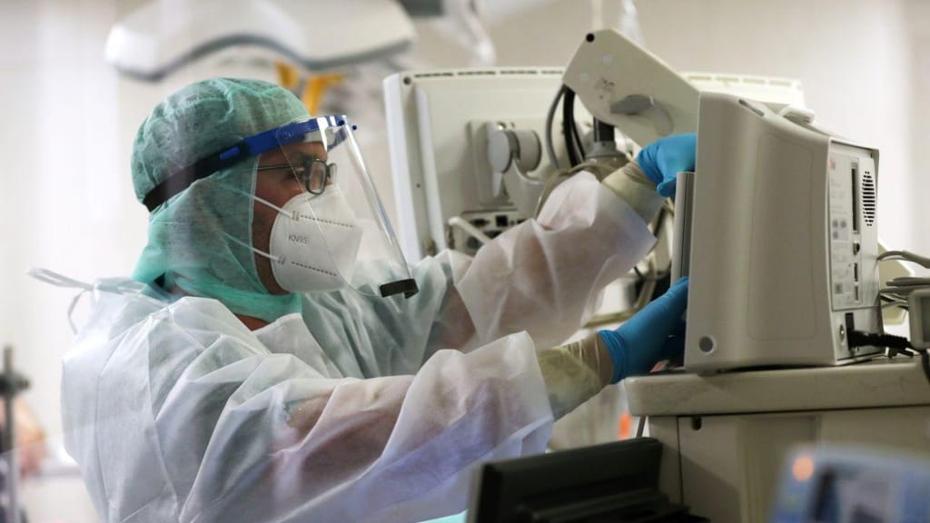 Hospital de Santo António recebe câmaras de proteção profissional ao ato de entubação para reduzir o risco de contágio