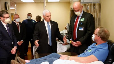 Polémica: vice-presidente dos EUA quebra regras e visita clínica sem máscara - TVI