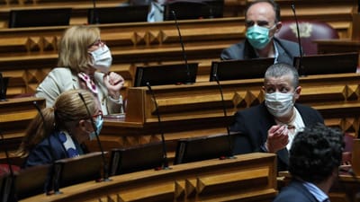 Parlamento deverá manter uso de máscara, mas plenário passa a reunir com todos os deputados - TVI