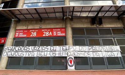 Claque do Benfica contra a decisão de reatar o campeonato - TVI