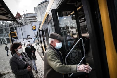Covid-19: 60 pessoas multadas por não usarem máscara nos transportes públicos - TVI