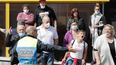 Valentina: pai e madrasta vaiados por populares à chegada ao tribunal - TVI