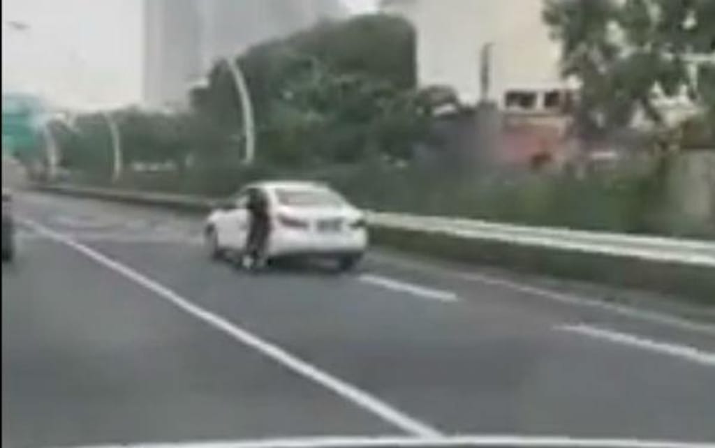 Mulher corre atrás de carro para tentar travá-lo (reprodução YouTube)