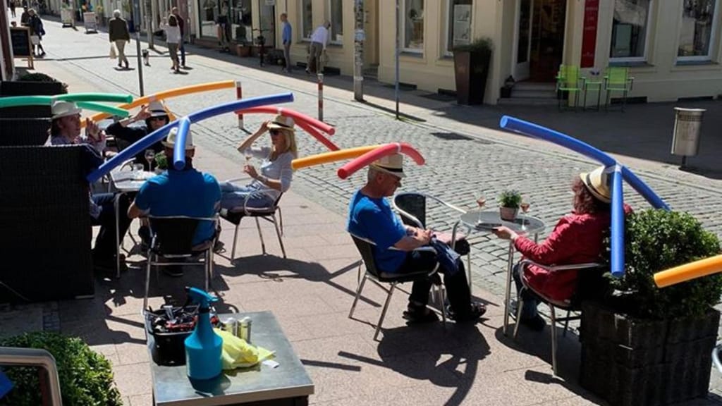 Café na Alemanha tenta garantir distanciamento social com tubos de natação