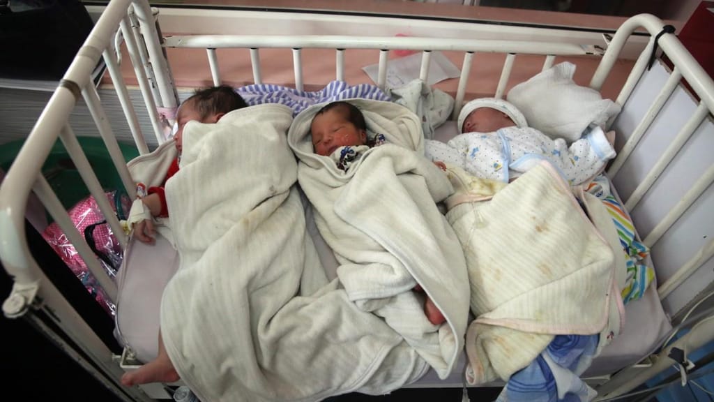 Bebés que sobreviveram a massacre em maternidade no Afeganistão