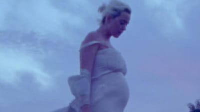 Grávida, Katy Perry surge nua em videoclipe de nova música - TVI