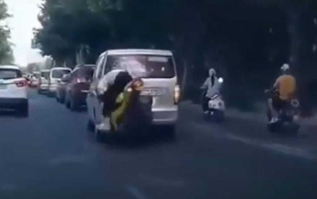 Motociclista bate a fazer ultrapassagem (reprodução YouTube)