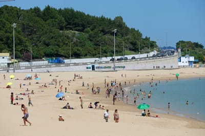 Painel digital em praia de Oeiras revela incidência solar e risco de incêndio - TVI