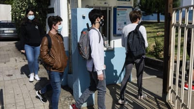 Ministério vai distribuir máscaras pelas escolas no regresso às aulas - TVI