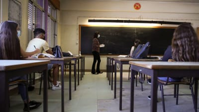 Covid-19: Fenprof denuncia caso positivo em escola de Oeiras - TVI