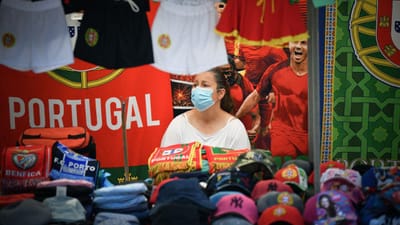 Covid-19: máscaras no rosto e à venda marcam regresso da feira semanal de Braga - TVI