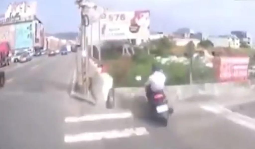Acidente com motociclista (Reprodução Youtube)