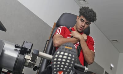 VÍDEO: sete «reforços» do Benfica fizeram testes físicos no Seixal - TVI