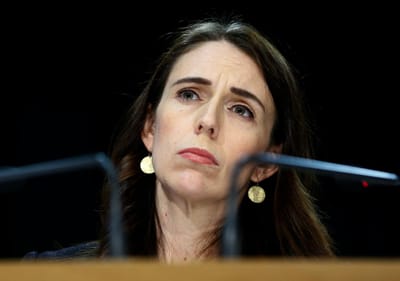Primeira-ministra neozelandesa demite ministro acusado de ter relação com subordinada - TVI