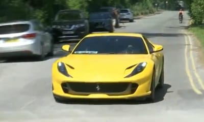 VÍDEO: o Ferrari amarelo de Pogba e o discreto Mercedes de Bruno Fernandes - TVI