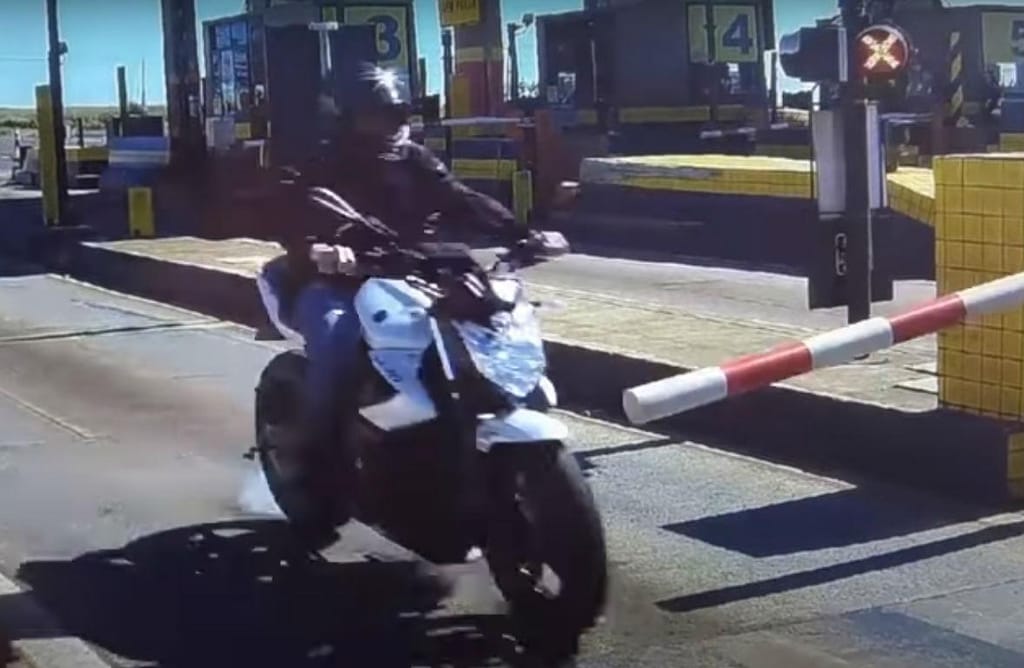 Motociclista tenta passar portagem sem pagar (reprodução YouTube PRF Paraná) 