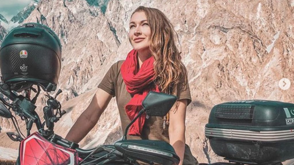Rosie Gabrielle, a mulher que percorreu o Paquistão de mota