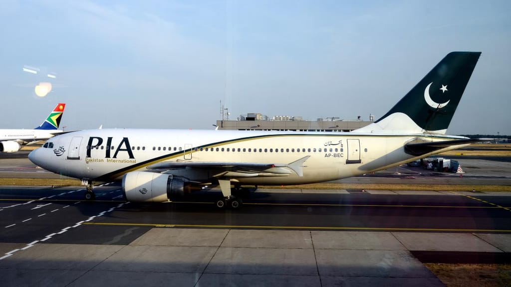 Avião despenha-se no Paquistão com mais de 100 pessoas a bordo