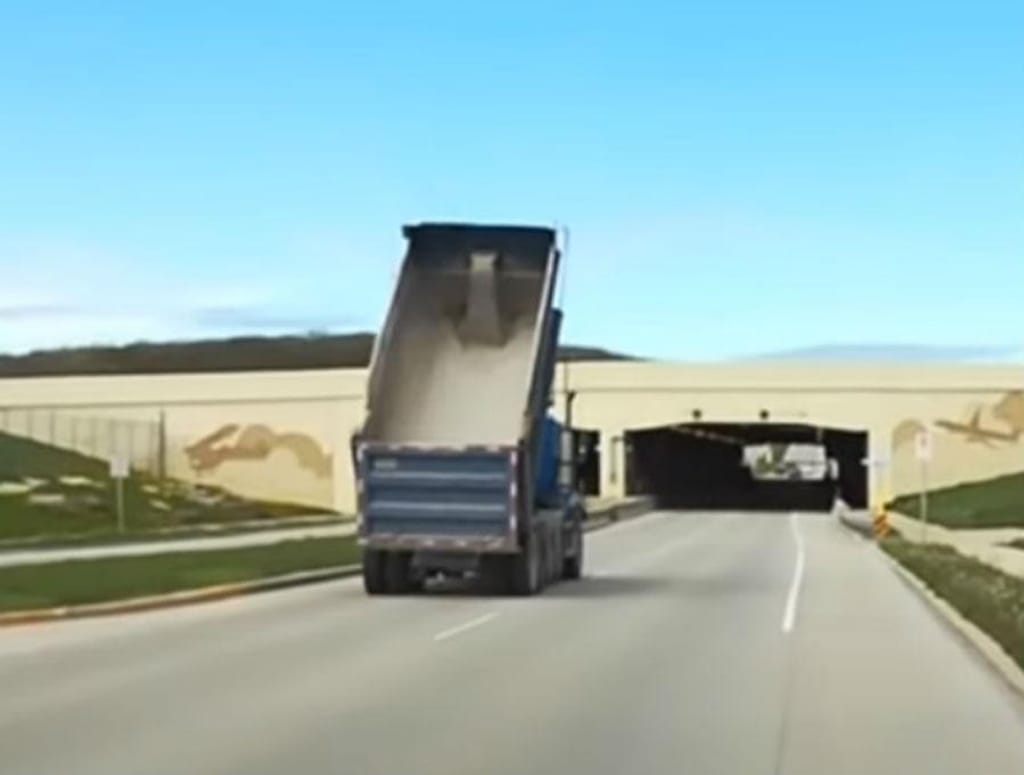 Camião circula com reboque basculante elevado (reprodução YouTube «Fox6 News Milwaukee»)