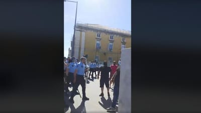  Dois polícias feridos na manifestação de feirantes em Lisboa - TVI