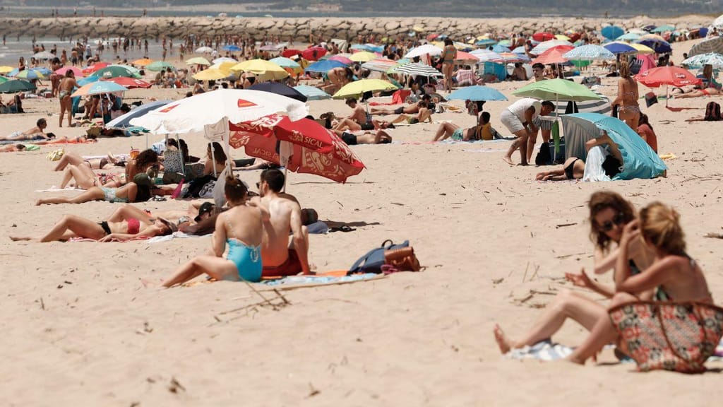 Centenas de pessoas aproveitam o calor para ir às praias da Costa da Caparica