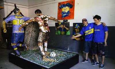 Adepto do Boca fez escultura do «túnel» de Riquelme a Yepes com caricas - TVI