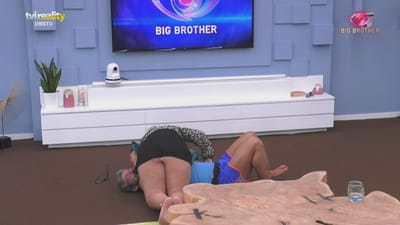 Sandrina dá uma «coça» a Hélder - Big Brother