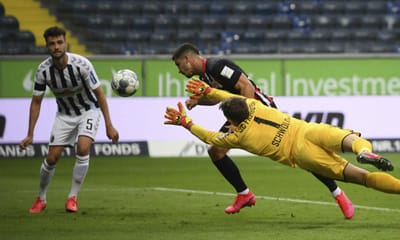 André Silva marca no empate de loucos do Eintracht com o Friburgo - TVI