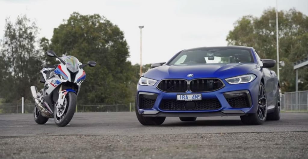BMW S 1000 RR vs. BMW M8 Competition (reprodução YouTube «CarExpert»)