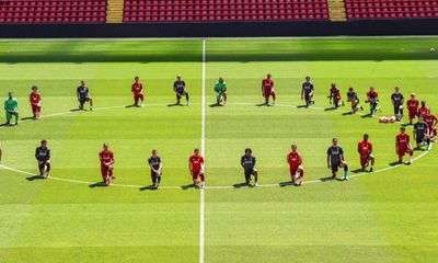 FOTO: plantel do Liverpool ajoelha-se pela luta contra o racismo - TVI