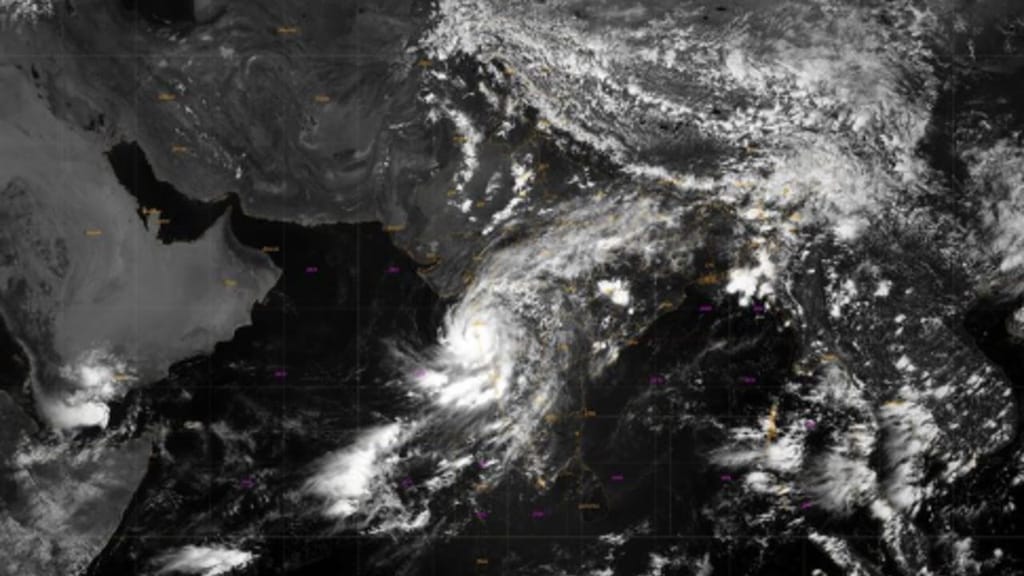 Ciclone aproxima-se da cidade costeira de Mumbai, na Índia