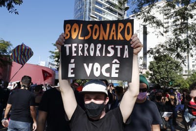 Covid-19: Brasileiros protestam contra e a favor de Bolsonaro em várias cidades - TVI
