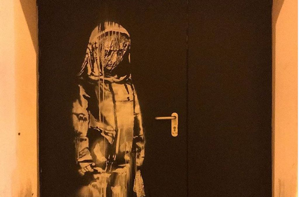 Obra de Banksy pintada numa porta do Bataclan foi recuperada depois de ter sido roubada em 2019