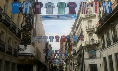 Rua de Madrid cobre-se de camisolas e há quem siga a moda - TVI
