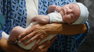 Bebés de barrigas de aluguer retidos na Ucrânia começam a ser entregues aos pais - TVI