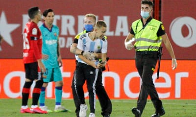FOTOS: adepto interrompe Maiorca-Barcelona, jogo à porta fechada - TVI