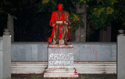 Vandalismo contra estátuas já chegou a Itália, com figura de famoso jornalista mergulhada em tinta vermelha - TVI