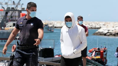 Migrantes intercetados no Algarve testados à covid-19 e encaminhados para escola - TVI