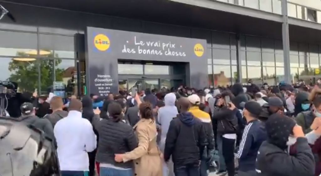 Multidão juntou-se frente a Lidl em França que ia vender PlayStation 4 a 95 euros
