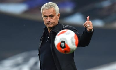 FOTO: o que representam as três bolas que Mourinho segura? - TVI
