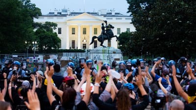 Carga policial em Washington impede derrube de estátua de ex-Presidente dos EUA - TVI