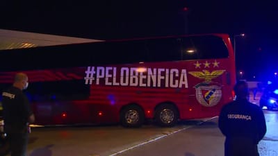 VÍDEO: insultos na chegada do Benfica ao Seixal, apesar do aparato policial - TVI