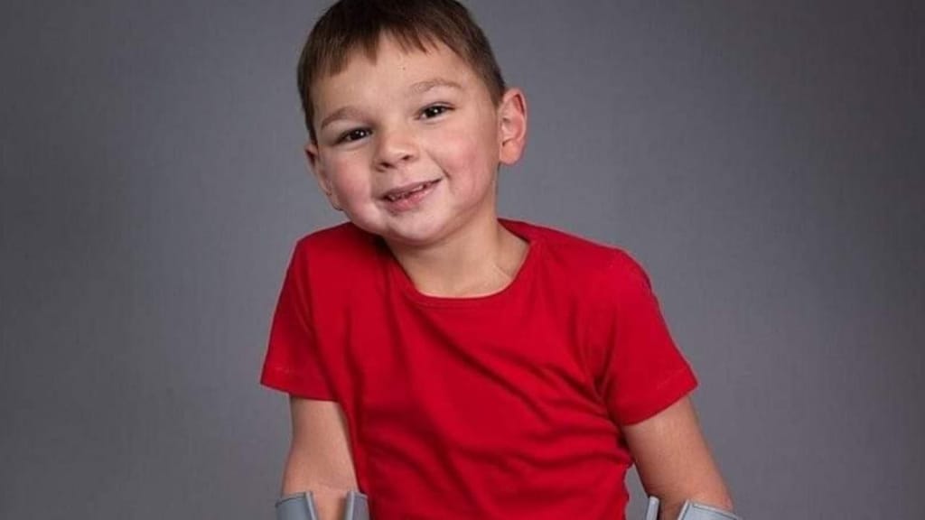 Menino de 5 anos que perdeu as pernas junta dinheiro para o hospital que o salvou