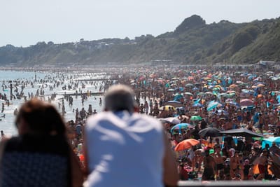 "Incidente grave" declarado no sul de Inglaterra após milhares de pessoas invadirem praias - TVI