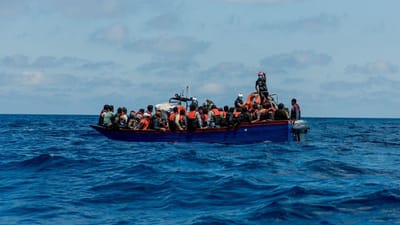 Grupo de 51 migrantes resgatado por ONG ao largo da ilha de Lampedusa - TVI